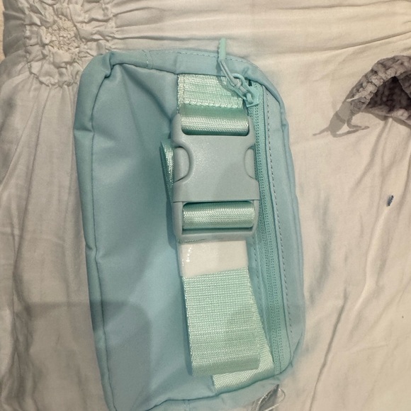 Lululemon Everywhere Belt Bag 1L | Icing Blue / Eton Blue - Picture 9 of 11